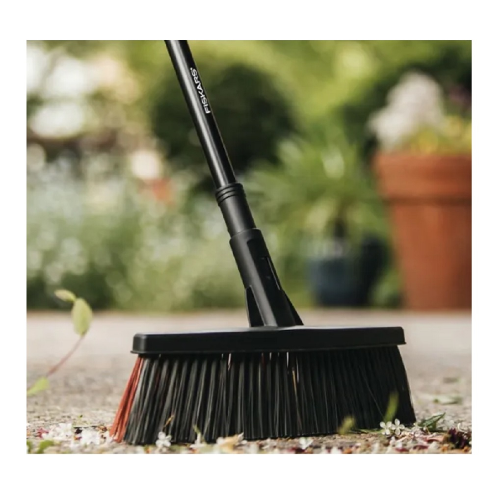 Метла Fiskars Solid средняя, плоская Для уборки территории, террасы, гаража и коридора