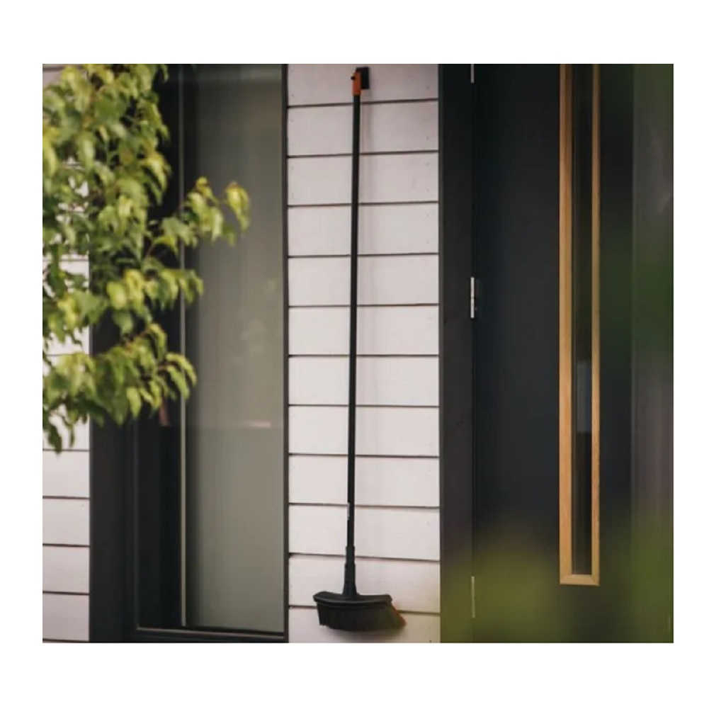 Метла Fiskars Solid средняя, плоская Для уборки территории, террасы, гаража и коридора