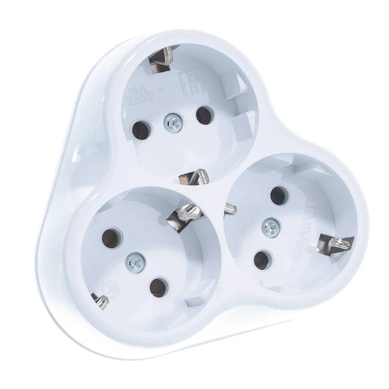 Разветвитель-тройник белый 3 гн .с/з 16A UNIVersal AK303