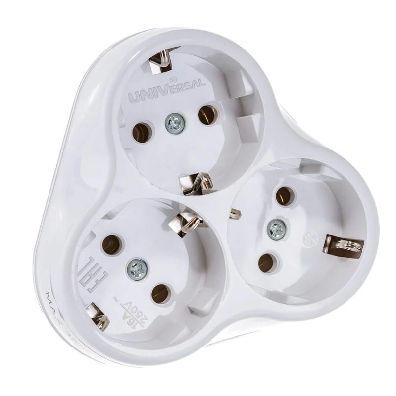 Разветвитель-тройник белый 3 гн .с/з 16A UNIVersal AK303